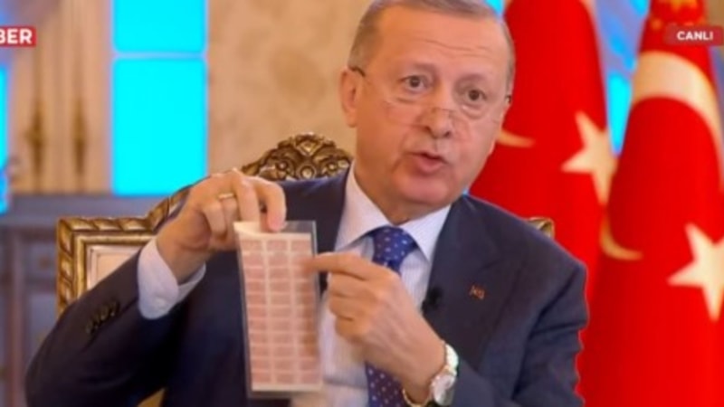 Cumhurbaşkanı Erdoğan koalisyon dönemine ait CHP'nin ekmek kartını gösterdi