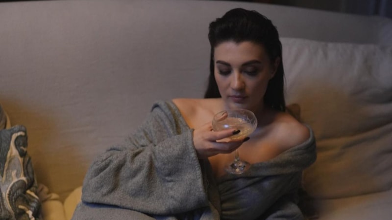 Burcu Özberk'ten bornozlu poz