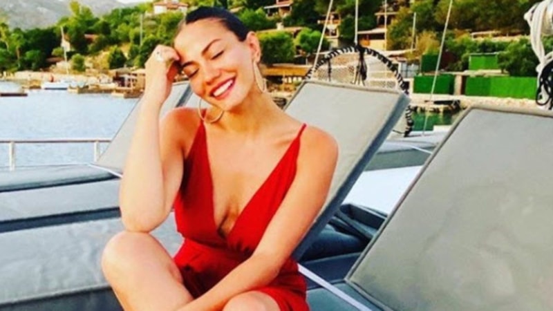 Demet Özdemir, Antidepresan şarkısını söyledi