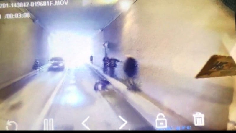 Avcılar'da araç alt geçidini kullanan yaya, otomobilin önüne düştü