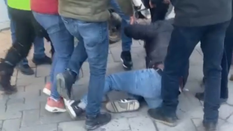 İstanbul'da kadını takip ettiği iddiasıyla yakınları tarafından darbedildi