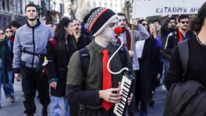 Yunanistan'da sanatçılar sokağa indi