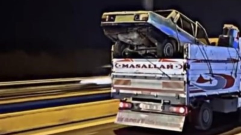 FSM Köprüsü'nde kamyonetin kasasında otomobil taşındı