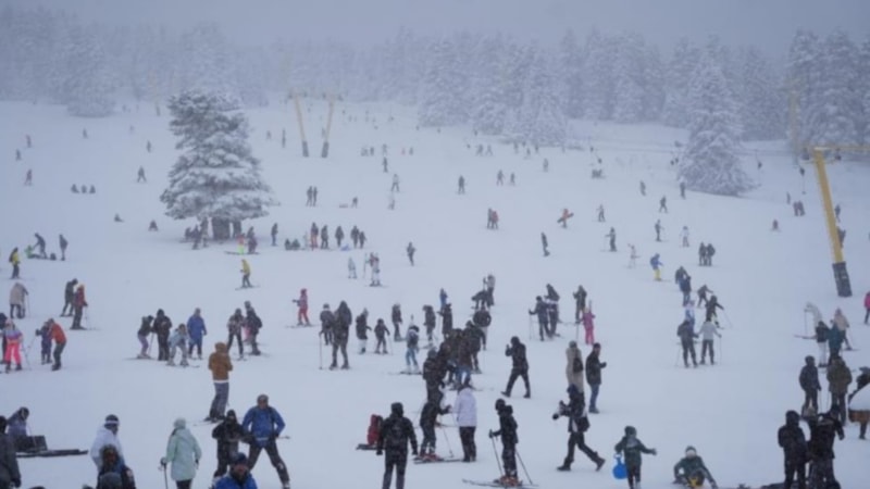 Kar kalınlığının 71 santimetreye ulaştığı Uludağ'da sömestr yoğunluğu