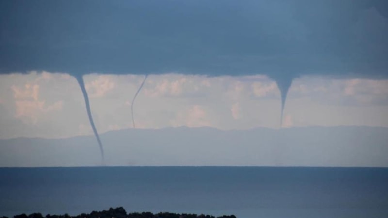 İzmir'de aynı anda 8 hortum oluştu: O anlar kameralara yansıdı