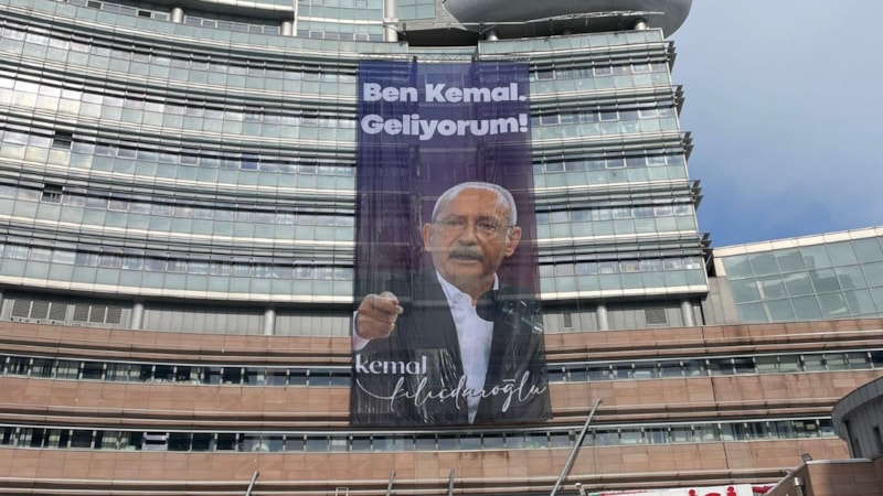 CHP, 'Ben Kemal, geliyorum' afişini genel merkeze astı