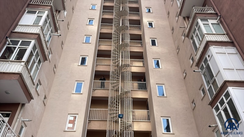 Kayseri'de 2 yaşındaki çocuk 5. kattaki evin penceresinden düştü