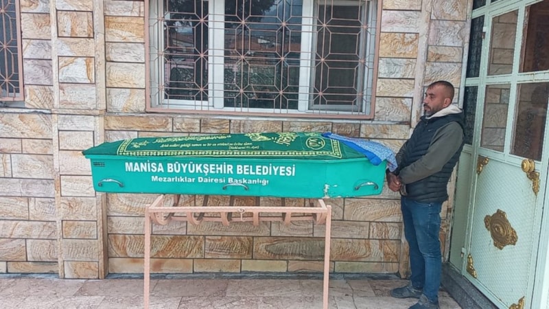 Manisa'da boşandığı kocası tarafından öldürülen kadın toprağa verildi