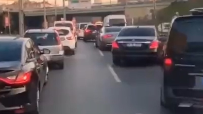İstanbul'da sürücüler, ambulansa fermuar sistemiyle yol verdi