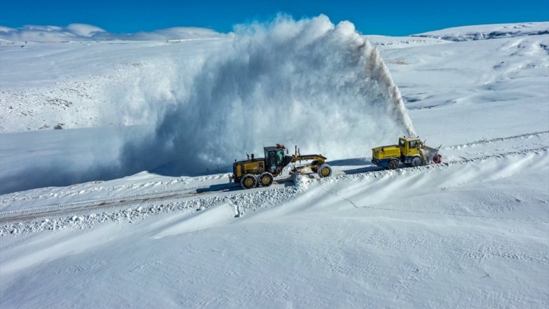 Karla kaplanan Van'da yol açma çalışması yapıldı
