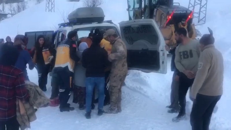 Siirt'te kardan yolu kapanan mezradaki hasta için seferber oldular