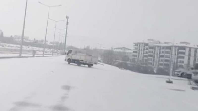Elazığ'da bir sürücü karlı yolda pikapla drift attı
