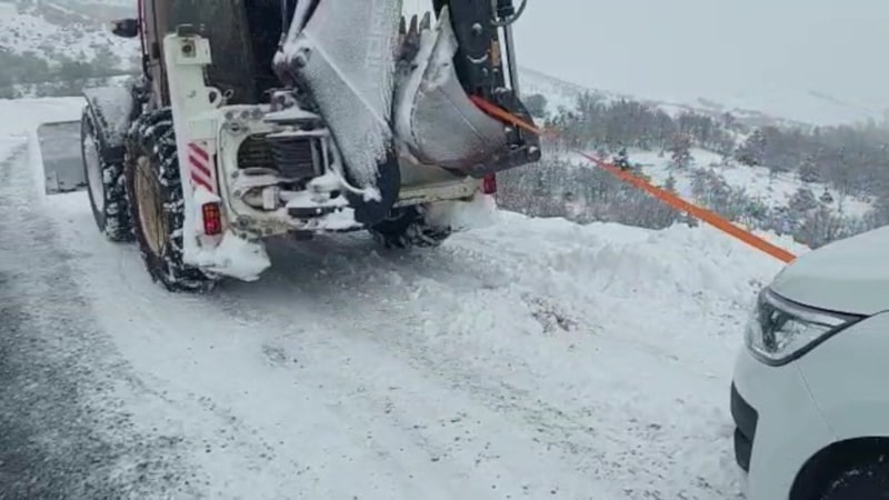 Elazığ'da kar yağışı: Araçlar mahsur kaldı