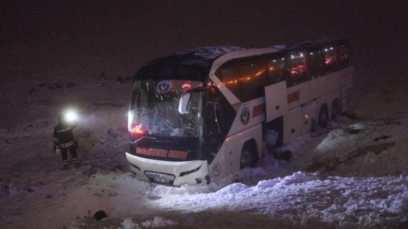 Diyarbakır–Şanlıurfa karayolunda yolcu otobüsü şarampole devrildi