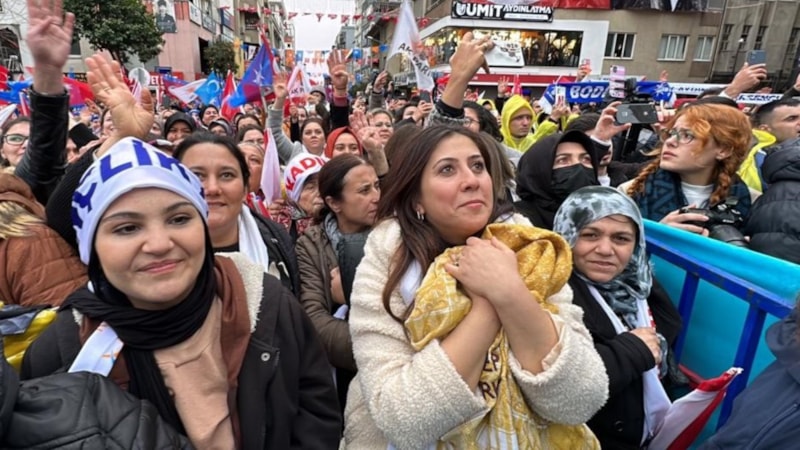 Cumhurbaşkanı Erdoğan, üzerine taktığı poşuyu genç kıza hediye etti