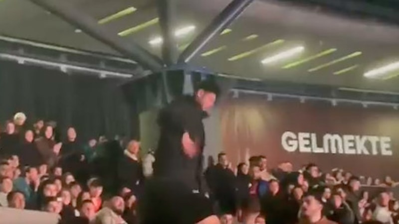 Kemal Kılıçdaroğlu konuşurken bir genç, 'Aday olma' diye bağırdı