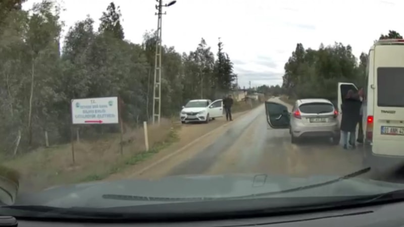 Adana'da otomobil sürücüsü minibüs şoförüne silah çekti