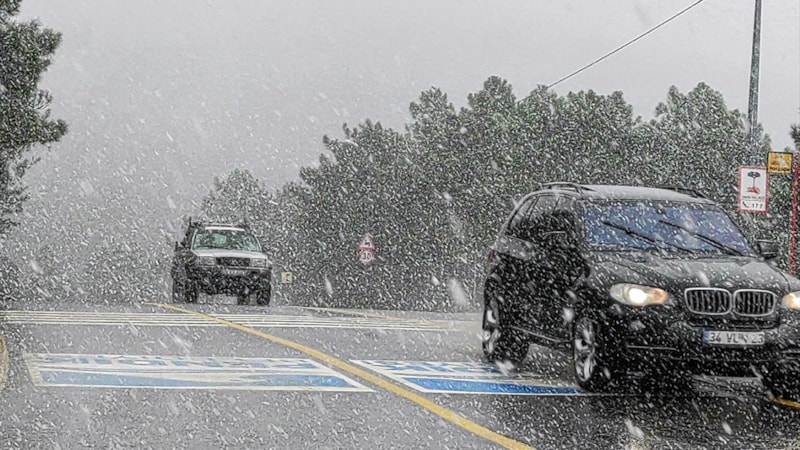 İstanbul'da kar yağışı hızlandı; Valilik: Okullar tatil edildi!