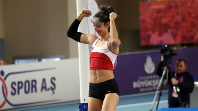 Buse Arıkazan, sırıkla atlamada Türkiye rekoru kırdı