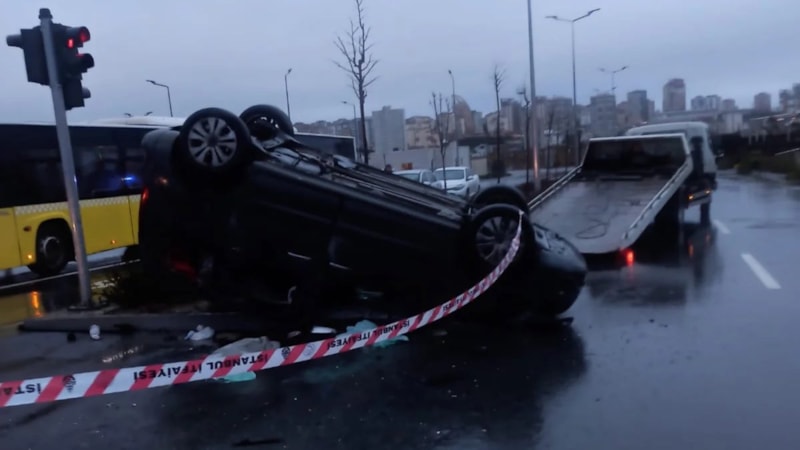 Başakşehir'de hafif ticari araçlar çarpıştı: 1 ölü 2 yaralı