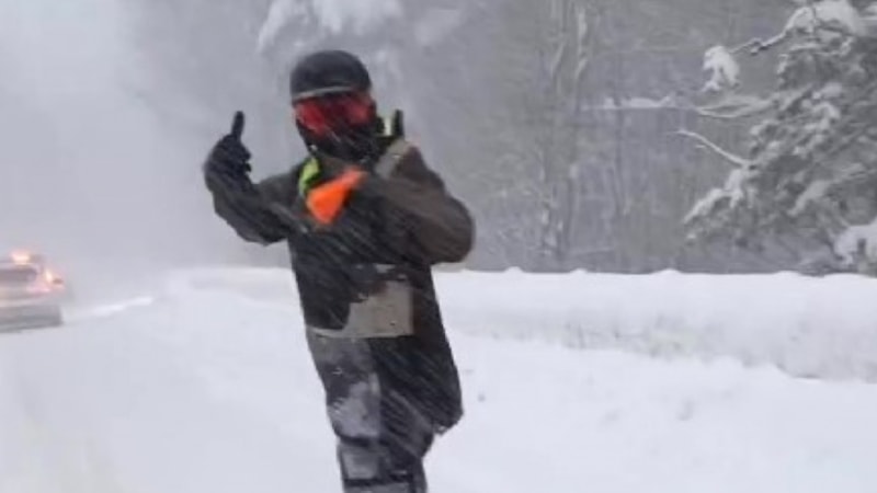 Uludağ'da kayaksever, trafiğe takılmamak için snowboard yaptı
