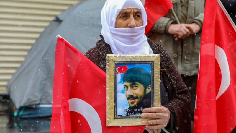 Diyarbakır anneleri kar altında evlatları için nöbette