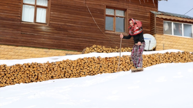 Rize'de lazboard ile kayak şenliği düzenlendi: Vatandaşlar kıyasıya yarıştı