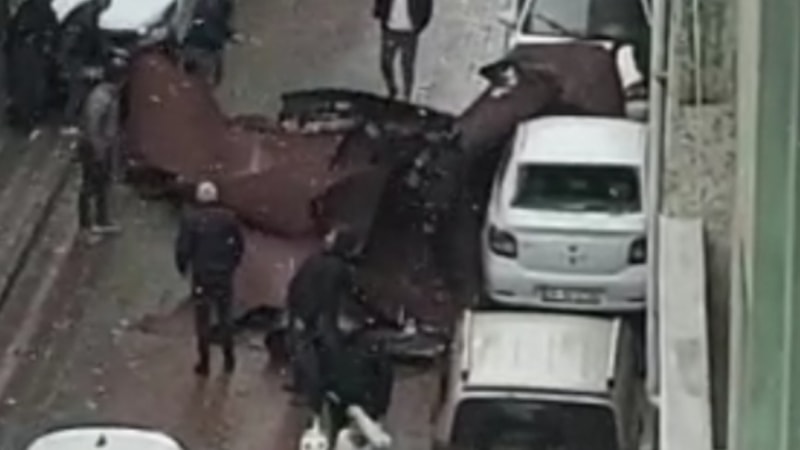 Sultangazi'de kuvvetli rüzgar nedeniyle çatı uçtu