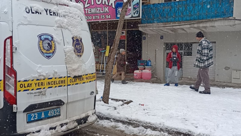 Elazığ'da bir depodan 100 bin TL'lik hırsızlık kamerada