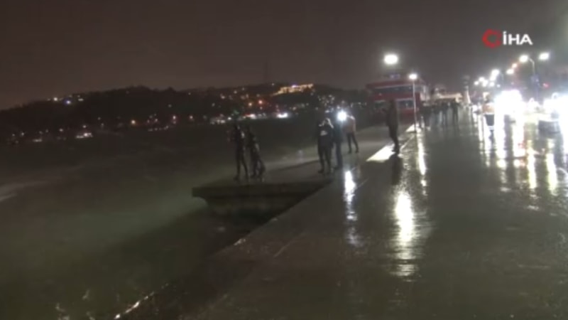 Sarıyer'de bir kişi fotoğraf çekinmek isterken denize düştü