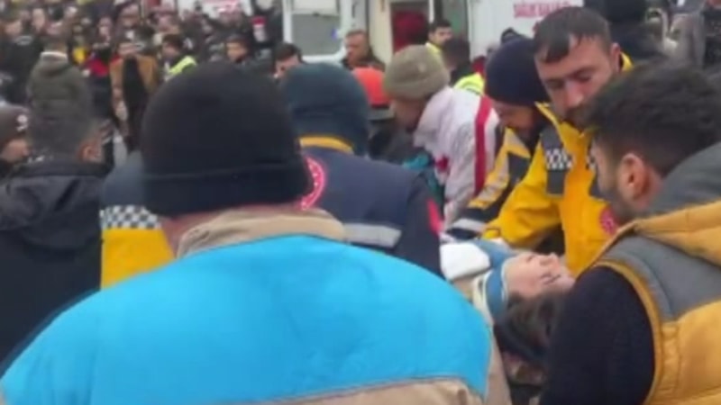 Şanlıurfa'da vatandaş, enkazdan sağ olarak çıkarıldı