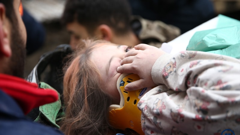 Osmaniye'de yıkılan 10 katlı binadan bir kız çocuğu sağ çıkarıldı