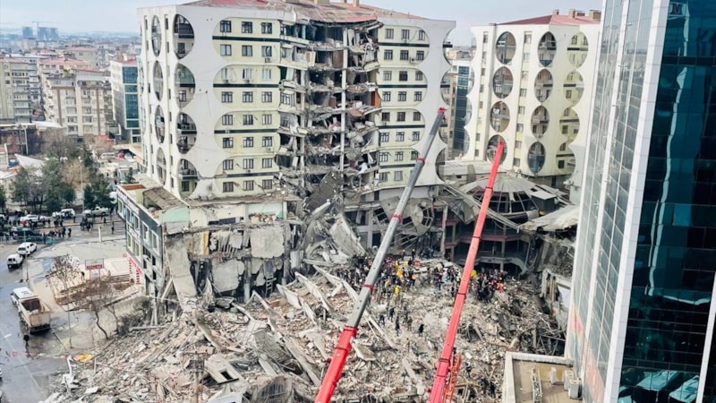 Depremde enkaz altında kalan vatandaşla kurtarma ekibi rolü yaparak dalga geçtiler