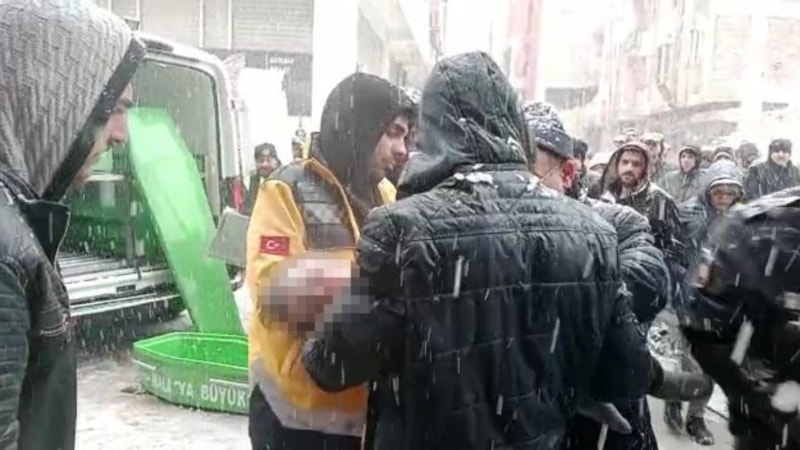 Malatya'da deprem: 3 yaşındaki çocuğun cansız bedeni enkaz altından çıktı