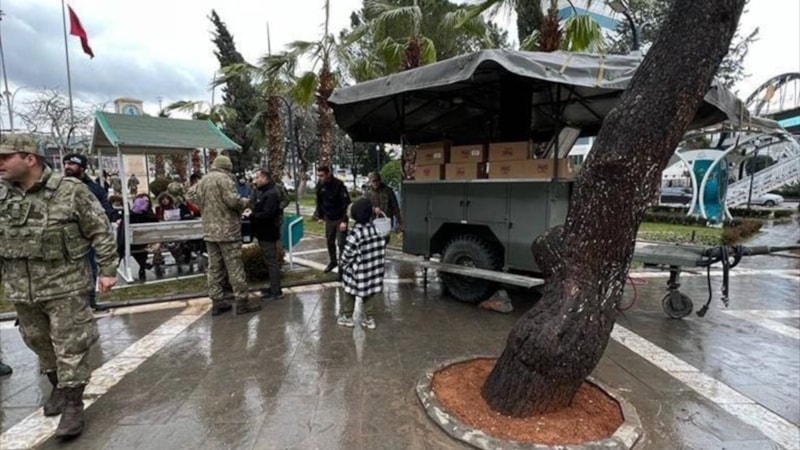 Mehmetçik'ten depremzedelere sıcak yemek dağıtımı