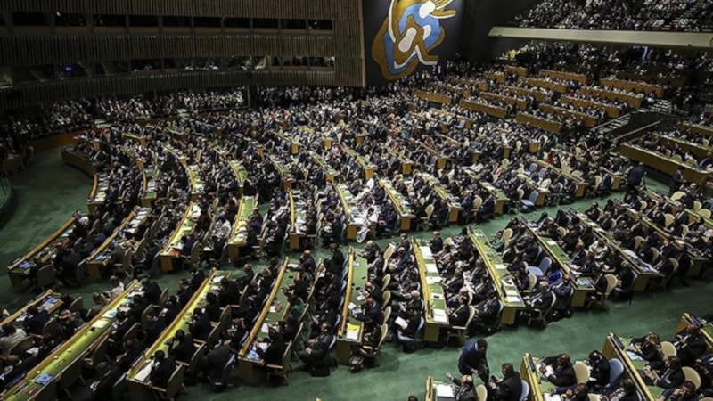 BM Genel Kurulu'nda depremde vefat edenler için saygı duruşu