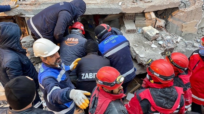 Diyarbakır'da enkazdan 27 saat sonra 1 kişi kurtarıldı