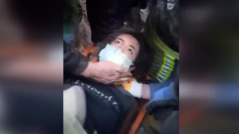 Gaziantep'te yıkılan binanın enkazından 28 saat sonra 4 kişi kurtarıldı