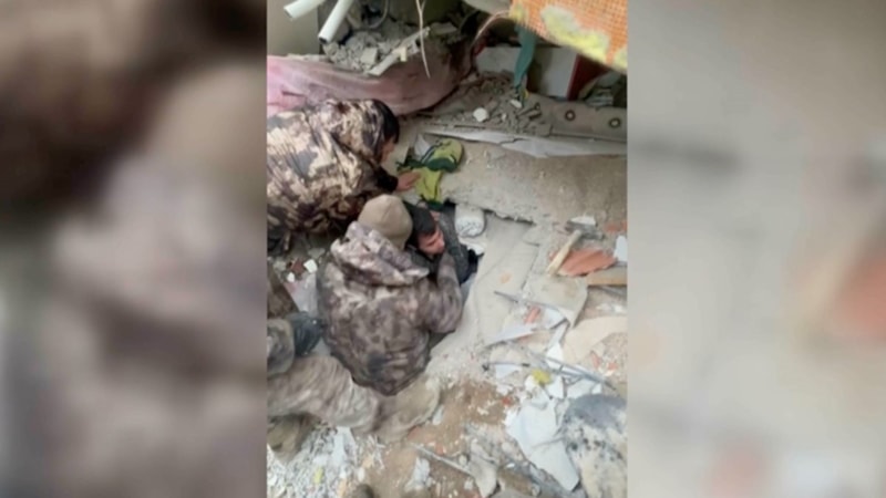 Gaziantep'te özel harekat polisleri 24 saatin ardından 2 kişiyi enkazdan çıkardı