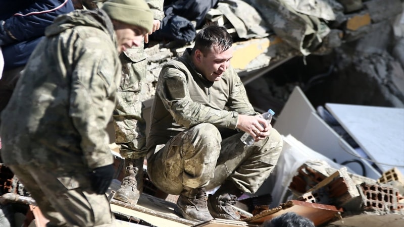 Hatay'da 30 saat sonra bina enkazlarından 2 kadın sağ çıkarıldı