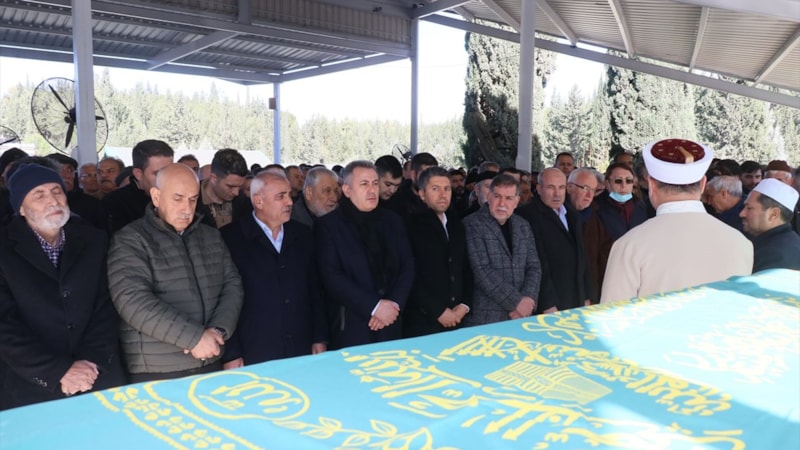 Adana'da depremde ölen çift ile 2 çocuğu toprağa verildi