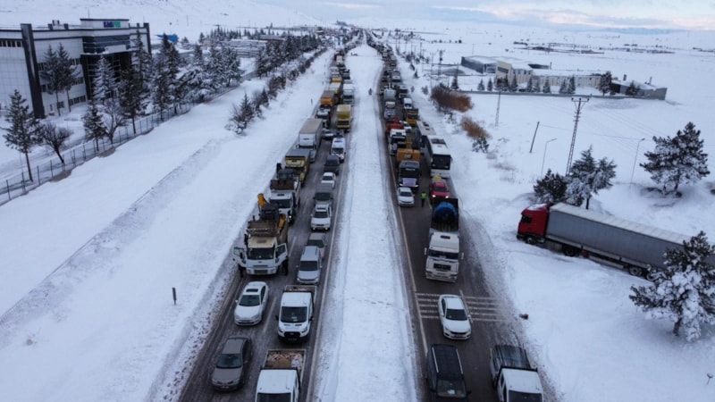 Deprem bölgelerine yardıma giden araçlar trafiğe takıldı