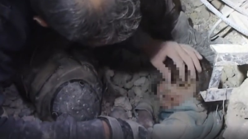 Suriye'de çocuklar, enkaz altından sağ çıkarıldı