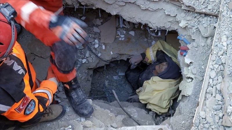 DEPREM SONRASI CRUSH SENDROMU! Crush (deprem eziği) belirtileri ve ilk yardım...