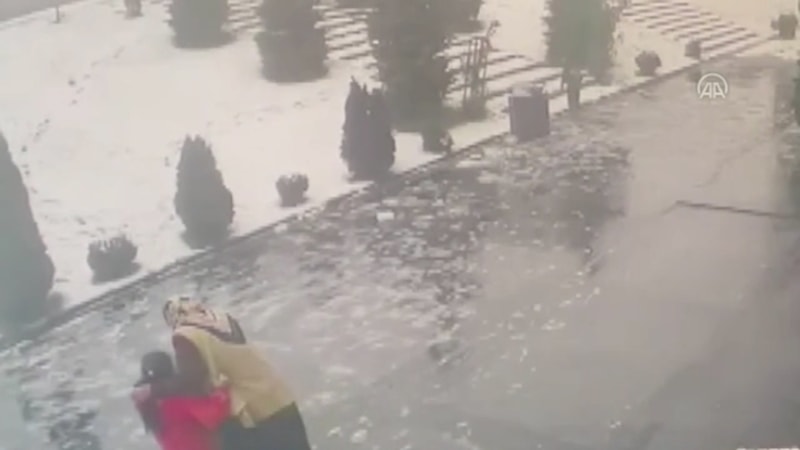 Kayseri'de anne ve evladının minare aleminden kurtulduğu an