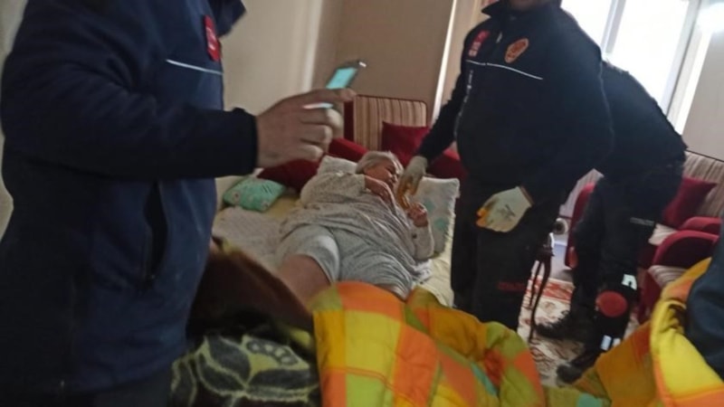 Osmaniye'de enkaz altındaki yaşlı kadın kurtarıldı