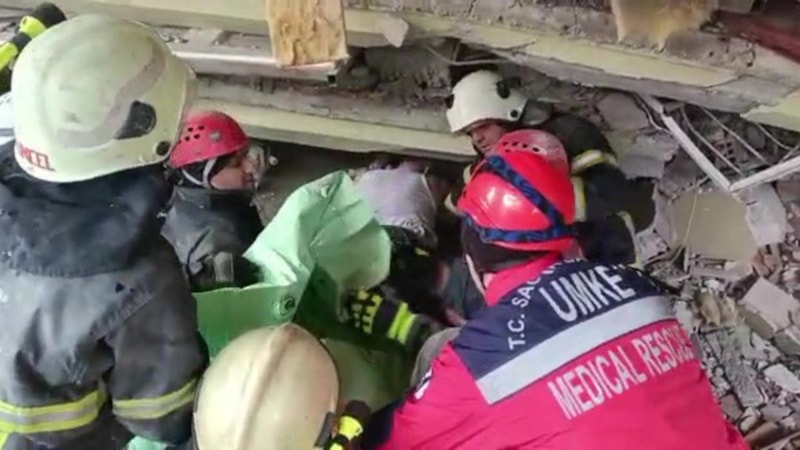 Kahramanmaraş'ta 37 saat sonra enkazdan kurtuldu