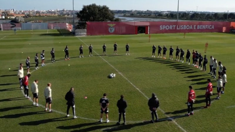 Benfica, depremzedeler için saygı duruşunda bulundu