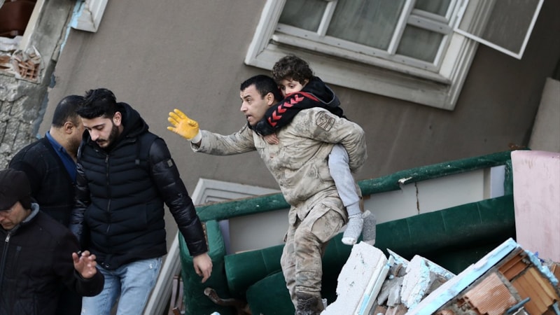 Hatay'da komandolar 8 kişiyi kurtardı