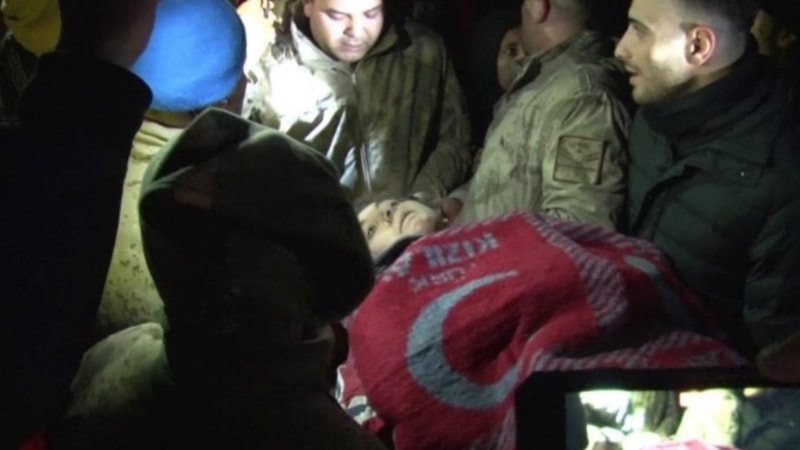 Hatay'da 42 saat sonra enkazdan çıkarılan Hatice: Bana limonlu su verin